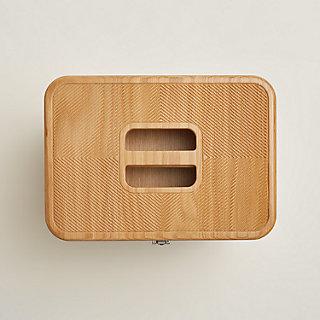 grooming-box--800568E 01-worn-
